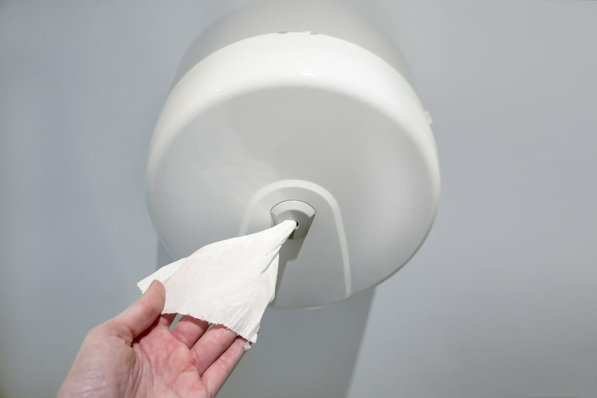 Wpływ papieru toaletowego do podajnika na standardy sanitarne w szpitalach