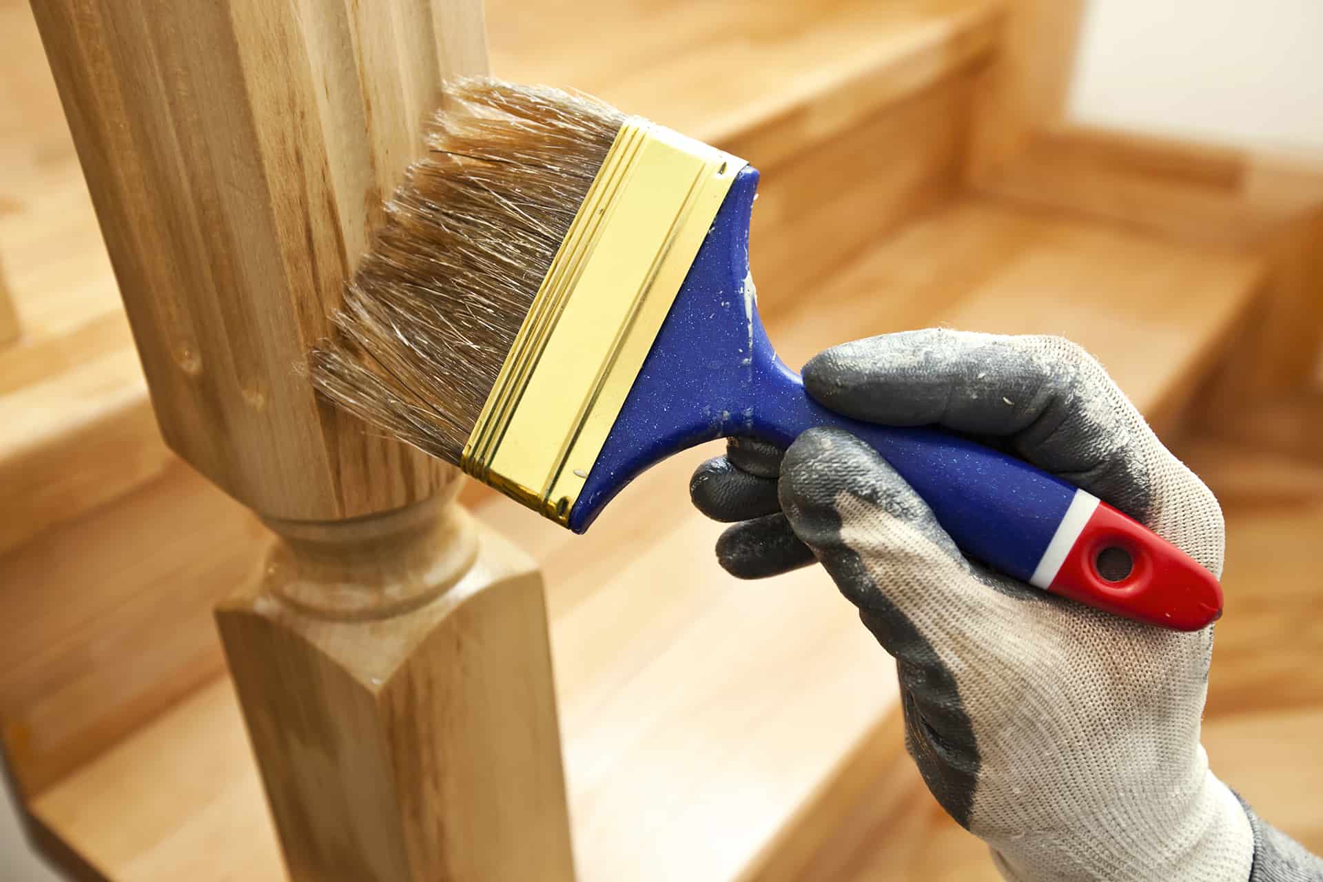 Ostatni krok renowacji schodów drewnianych - lakierowanie