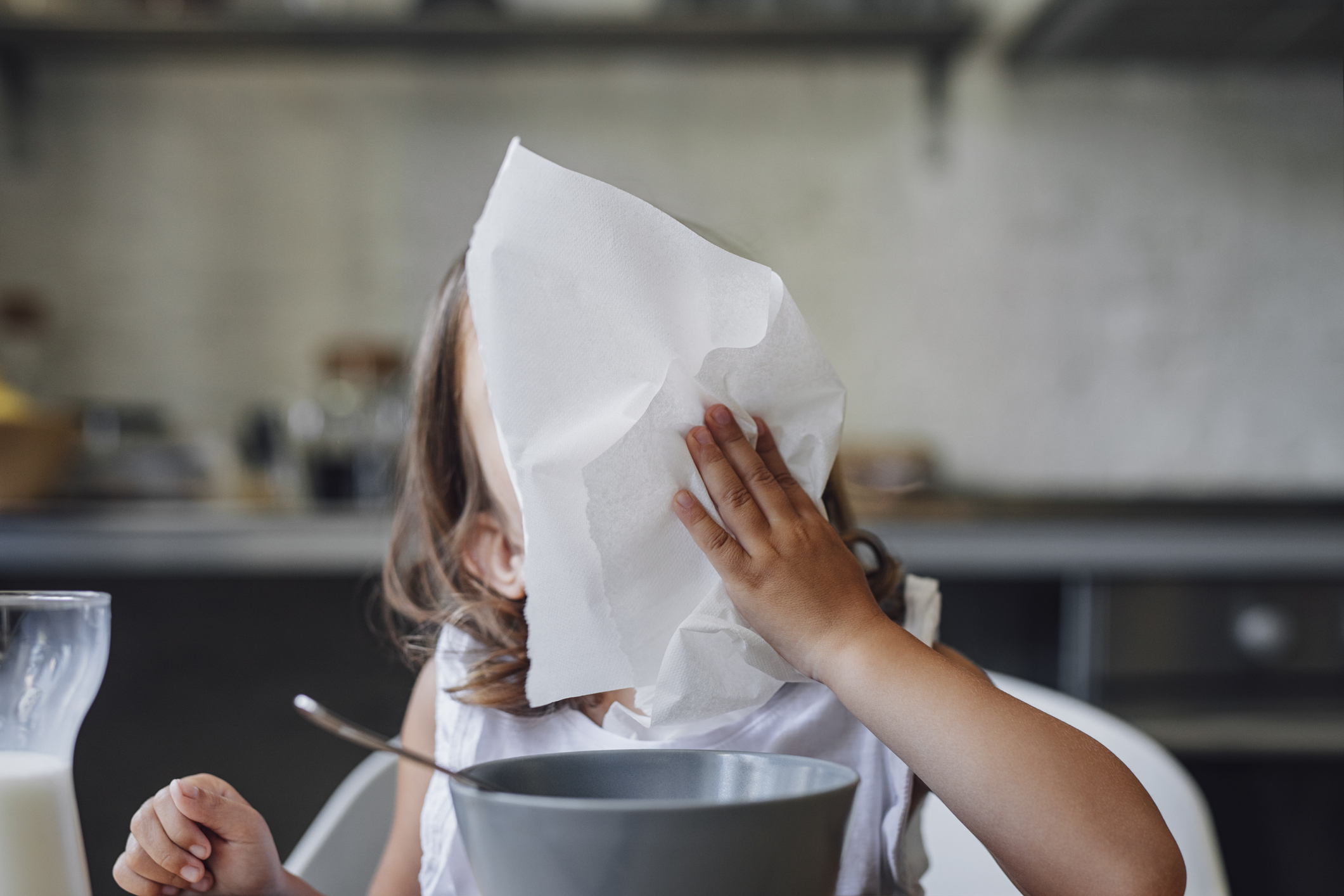 Jak zachęcić dzieci do używania serwetek i ręczników papierowych?